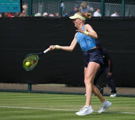 Nottingham Tennis Centre Nottingham, England - June 17th : Harriet Dart plays a forehand shot to Francesca Jones during the day 3 match in the Lexus Nottingham Tennis Open on June 17th, 2025 in Nottingham, England (Paul Bonser SPP) Copyright: xPaulxBonser SPPx spp-en-PaBo-Lexus Nottingham Open 5644
