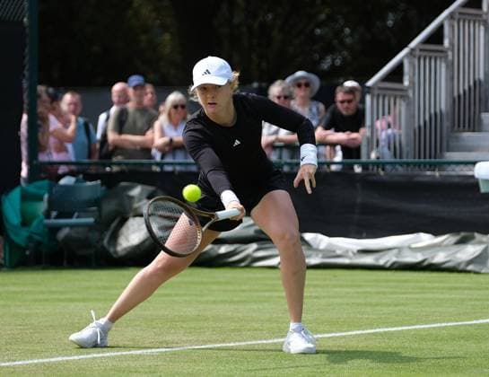Nottingham Tennis Centre Nottingham, England - June 17th : Francesca Jones plays a forehand shot to Harriet Dart during the day 3 match in the Lexus Nottingham Tennis Open on June 17th, 2025 in Nottingham, England (Paul Bonser SPP) Copyright: xPaulxBonser SPPx spp-en-PaBo-Lexus Nottingham Open 5647