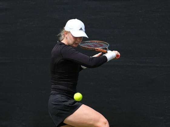 Nottingham Tennis Centre Nottingham, England - June 17th : Francesca Jones plays a backhand shot to Harriet Dart during the day 3 match in the Lexus Nottingham Tennis Open on June 17th, 2025 in Nottingham, England (Paul Bonser SPP) Copyright: xPaulxBonser SPPx spp-en-PaBo-Lexus Nottingham Open 5651