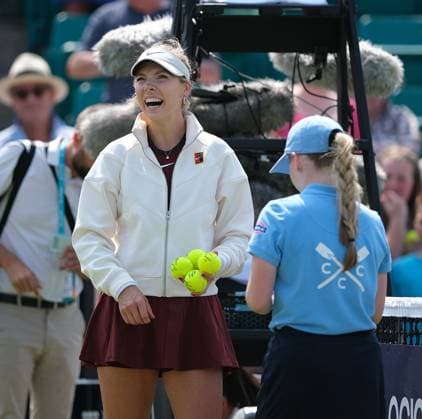 Nottingham Tennis Centre Nottingham, England - Katie Boulter signs balls before hitting them into the crowd after the win against Lulu Sun during the match in the Lexus Nottingham Tennis Open, day 3, June 17th 2025. (Paul Bonser SPP) Copyright: xPaulxBonser SPPx spp-en-PaBo-Lexus Nottingham Open 5722