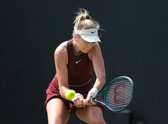 Nottingham Tennis Centre Nottingham, England - Katie Boulter plays a backhand shot to Lulu Sun during the match in the Lexus Nottingham Tennis Open, day 3, June 17th 2025. (Paul Bonser SPP) Copyright: xPaulxBonser SPPx spp-en-PaBo-Lexus Nottingham Open 5728