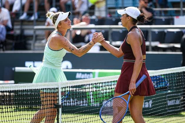 Marketa VONDROUSOVA CZE and Madison Keys USA at the net, Berlin Tennis Open by HYLO 2025, Berlin, LTTC Rot Weiß , 17 06 2025, Copyright: xClaudioxGärtnerx