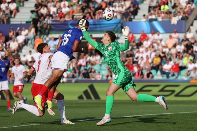 ZYLINA 17.06.2025 MECZ GRUPA C MISTRZOSTWA EUROPY U-21 W PILCE NOZNEJ 2025: FRANCJA - POLSKA --- 2025 UEFA EUROPEAN UNDER-21 CHAMPIONSHIP MATCH IN ZILINA: FRANCE - POLAND PATRYK PEDA NATHAN ZEZE STRZELA GOLA KACPER TRELOWSKI FOT. PIOTR KUCZA FOTOPYK NEWSPIX.PL --- newspix.pl POLAND OUT! 