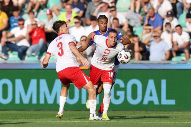 ZYLINA 17.06.2025 MECZ GRUPA C MISTRZOSTWA EUROPY U-21 W PILCE NOZNEJ 2025: FRANCJA - POLSKA --- 2025 UEFA EUROPEAN UNDER-21 CHAMPIONSHIP MATCH IN ZILINA: FRANCE - POLAND PATRYK PEDA JEAN-MATTEO BAHOYA DOMINIK MARCZUK FOT. PIOTR KUCZA FOTOPYK NEWSPIX.PL --- newspix.pl POLAND OUT! 