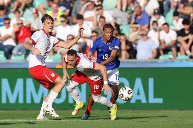 ZYLINA 17.06.2025 MECZ GRUPA C MISTRZOSTWA EUROPY U-21 W PILCE NOZNEJ 2025: FRANCJA - POLSKA --- 2025 UEFA EUROPEAN UNDER-21 CHAMPIONSHIP MATCH IN ZILINA: FRANCE - POLAND PATRYK PEDA DOMINIK MARCZUK JEAN-MATTEO BAHOYA FOT. PIOTR KUCZA FOTOPYK NEWSPIX.PL --- newspix.pl POLAND OUT! 