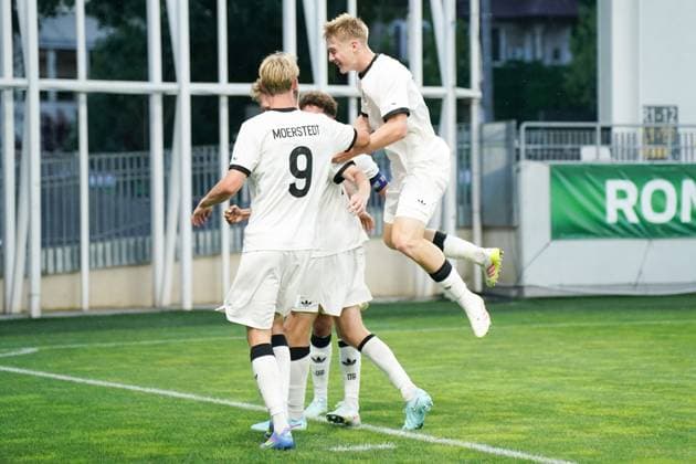 UEFA European Under-19 Championship 2025 Group B: Germany vs. England Leopold Wurm of Germany National Under-19 Football Team scores and celebrates with his teammates during the UEFA European Under-19 Championship 2025 Group B: Germany vs. England on 17 June 2025, at Arcul de Triumf Stadium, in Bucharest, Romania Bucharest Arcul de Triumf Stadium Romania Copyright: xAlexandraxFechetex DSC04686