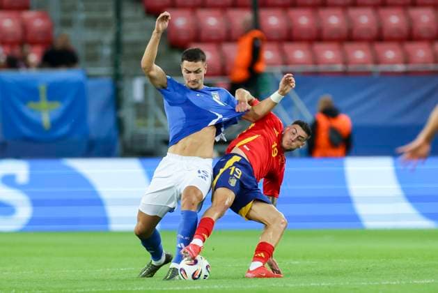 Diego Coppola Italy and Roberto Fernandez Spain battle for the ball, UEFA European Under 21 Championship 2025 Group Stage, Spain v Italy, Trnava Anton Malatinský Stadium on June 17, 2025 in Tyrnava, Slovakia Photo by Marco Steinbrenner DeFodi Images Diego Coppola Italy and Roberto Fernandez Spain battle for the ball, UEFA European Under 21 Championship 2025 Group Stage, Spain v Italy, Trnava Anton Malatinskï¿½ Stadium, June 17, 2025 in Trnava, Slovakia Photo by Marco Steinbrenner DeFodi Images