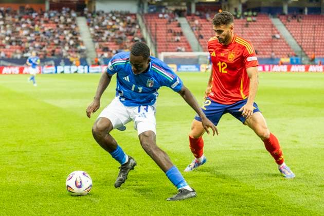 UEFA European Under-21 Championship Spain Italy 17 06 2025 Michael Kayode Italy, 13 , Andres Garcia Spain, 12 during the UEFA European Under-21 Championship match Spain Italy, on 17 06 2025, Anton Malatinsky Stadium, Trnava, Slovakia Copyright: xBEAUTIFULxSPORTS Meuselx