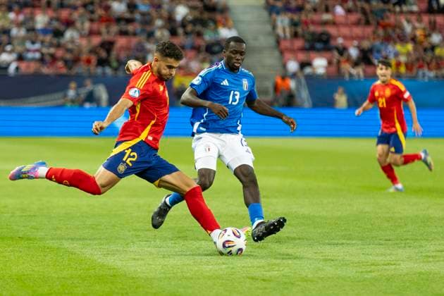 UEFA European Under-21 Championship Spain Italy 17 06 2025 Andres Garcia Spain, 12 , Michael Kayode Italy, 13 during the UEFA European Under-21 Championship match Spain Italy, on 17 06 2025, Anton Malatinsky Stadium, Trnava, Slovakia Copyright: xBEAUTIFULxSPORTS Meuselx
