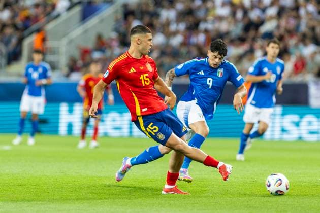 UEFA European Under-21 Championship Spain Italy 17 06 2025 Juanma Herzog Spain, 15 , Giuseppe Ambrosino Italy, 9 during the UEFA European Under-21 Championship match Spain Italy, on 17 06 2025, Anton Malatinsky Stadium, Trnava, Slovakia Copyright: xBEAUTIFULxSPORTS Meuselx