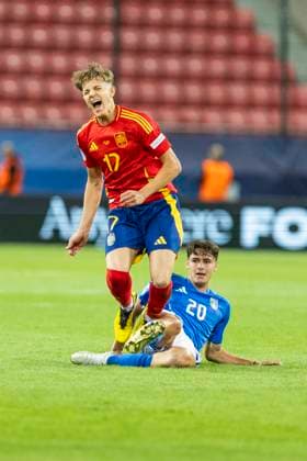 UEFA European Under-21 Championship Spain Italy 17 06 2025 Jesus Rodriguez Spain, 17 , Niccolo Pisilli Italy, 20 during the UEFA European Under-21 Championship match Spain Italy, on 17 06 2025, Anton Malatinsky Stadium, Trnava, Slovakia Copyright: xBEAUTIFULxSPORTS Meuselx