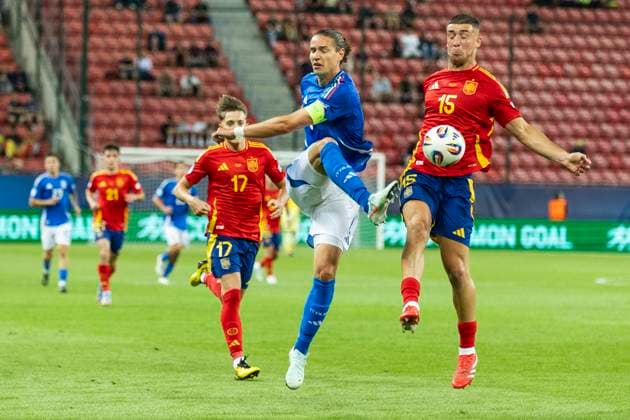 UEFA European Under-21 Championship Spain Italy 17 06 2025 Daniele Ghilardi Italy, 6 , Juanma Herzog Spain, 15 during the UEFA European Under-21 Championship match Spain Italy, on 17 06 2025, Anton Malatinsky Stadium, Trnava, Slovakia Copyright: xBEAUTIFULxSPORTS Meuselx