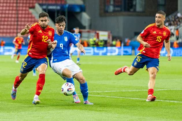 UEFA European Under-21 Championship Spain Italy 17 06 2025 Andres Garcia Spain, 12 , Giuseppe Ambrosino Italy, 9 , Juanma Herzog Spain, 15 during the UEFA European Under-21 Championship match Spain Italy, on 17 06 2025, Anton Malatinsky Stadium, Trnava, Slovakia Copyright: xBEAUTIFULxSPORTS Meuselx