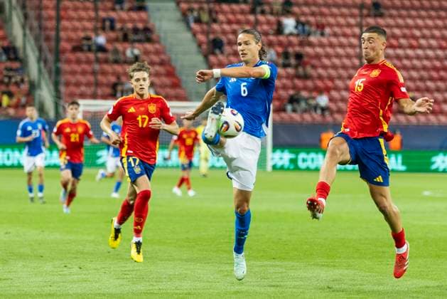 UEFA European Under-21 Championship Spain Italy 17 06 2025 Daniele Ghilardi Italy, 6 , Juanma Herzog Spain, 15 during the UEFA European Under-21 Championship match Spain Italy, on 17 06 2025, Anton Malatinsky Stadium, Trnava, Slovakia Copyright: xBEAUTIFULxSPORTS Meuselx