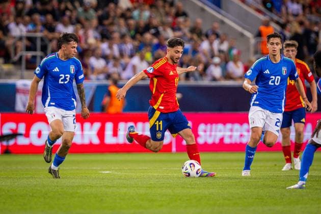SPAIN U21, U 21 - ITALY U21 Raul Moro of Spain and Alessandro Bianco, NiccolÃ² Pisilli of Italy during the UEFA European Under-21 Championship 2025 Group A football match between Spain U21 and Italy U21. City Arena Stadium, Trnava, Slovakia, June 17, 2025. Photo by Branislav Racko Copyright: xx 080A7598