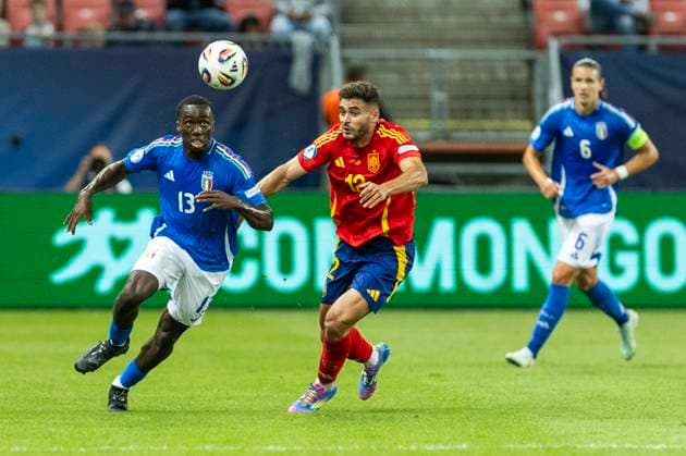 UEFA European Under-21 Championship Spain Italy 17 06 2025 Michael Kayode Italy, 13 , Andres Garcia Spain, 12 during the UEFA European Under-21 Championship match Spain Italy, on 17 06 2025, Anton Malatinsky Stadium, Trnava, Slovakia Copyright: xBEAUTIFULxSPORTS Meuselx