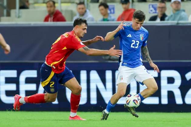 Marc Pubill Spain and Alessandro Bianco Italy battle for the ball, UEFA European Under 21 Championship 2025 Group Stage, Spain v Italy, Trnava Anton Malatinskï¿½ Stadium on June 17, 2025 in Tyrnau, Slovakia Photo by Marco Steinbrenner DeFodi Images Marc Pubill Spain and Alessandro Bianco Italy battle for the ball, UEFA European Under 21 Championship 2025 Group Stage, Spain v Italy, Trnava Anton Malatinskï¿½ Stadium, June 17, 2025 in Trnava, Slovakia Photo by Marco Steinbrenner DeFodi Images
