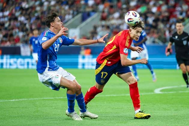 Niccolo Pisilli Italy and Jesus Rodriguez Spain battle for the ball, UEFA European Under 21 Championship 2025 Group Stage, Spain v Italy, Trnava Anton Malatinský Stadium on June 17, 2025 in Tyrnava, Slovakia Photo by Marco Steinbrenner DeFodi Images Niccolo Pisilli Italy and Jesus Rodriguez Spain battle for the ball, UEFA European Under 21 Championship 2025 Group Stage, Spain v Italy, Trnava Anton Malatinskï¿½ Stadium, June 17, 2025 in Trnava, Slovakia Photo by Marco Steinbrenner DeFodi Images