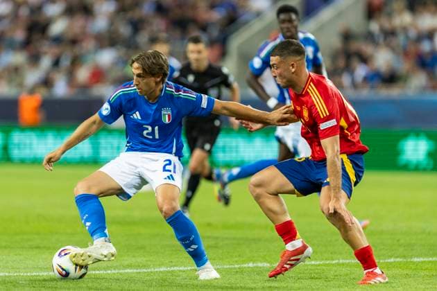 UEFA European Under-21 Championship Spain Italy 17 06 2025 Jacopo Fazzini Italy, 21 , Juanma Herzog Spain, 15 during the UEFA European Under-21 Championship match Spain Italy, on 17 06 2025, Anton Malatinsky Stadium, Trnava, Slovakia Copyright: xBEAUTIFULxSPORTS Meuselx