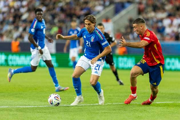 UEFA European Under-21 Championship Spain Italy 17 06 2025 Jacopo Fazzini Italy, 21 , Juanma Herzog Spain, 15 during the UEFA European Under-21 Championship match Spain Italy, on 17 06 2025, Anton Malatinsky Stadium, Trnava, Slovakia Copyright: xBEAUTIFULxSPORTS Meuselx