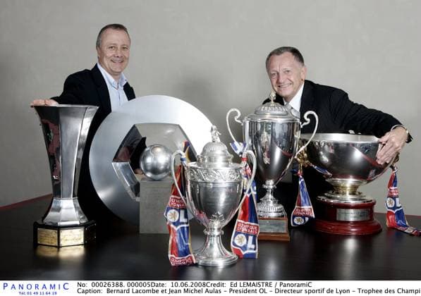 Bernard Lacombe et Jean Michel Aulas - trophee et coupe - Lyon Bernard Lacombe et Jean Michel Aulas - President OL - Directeur sportif de Lyon - Trophee des Champions - Trophee Champion de France - Coupe de France - Challenge Feminin de France et Coupe Championnat de France Feminin - Lyon - Magazine - Foot Football - 10.06.2008 - largeur attitude reunir reunie pose poser portrait  Copyright: xEdxLEMAISTREx xPsnewzx