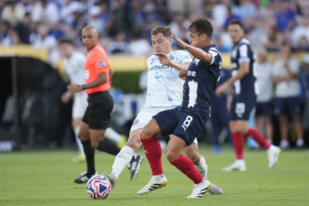 CF Monterrey v FC Internazionale Milano: Group E - FIFA Club World Cup 2025 PASADENA, CALIFORNIA - JUNE 17: Nicolo Barella central midfield of Internazionale and Italy and Oliver Torres central midfield of Monterrey and Spain compete for the ball during the FIFA Club World Cup 2025 group E match between CF Monterrey and FC Internazionale Milano at Rose Bowl Stadium on June 17, 2025 in Pasadena, California. Jose Hernandez Anadolu California United States. Editorial use only. Please get in touch for any other usage.  Copyright: x2025xAnadoluxJosexHernandezx