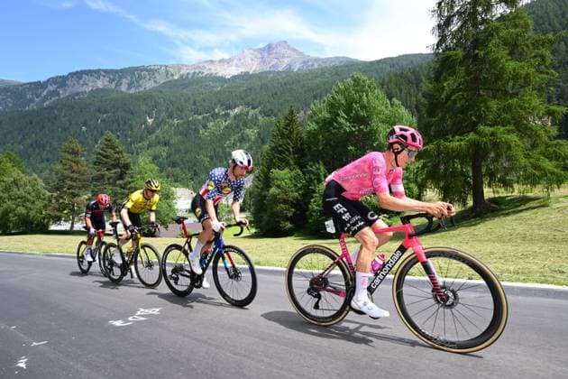 Tour de Suisse 2025 Stage 4 PIURO VALCHIAVENNA, ITALY - JUNE 18 : Powless Neilson (USA) of EF Education - EasyPost, Simmons Quinn (USA) of Lidl - Trek,Gloag Thomas (GBR) of Team Visma - Lease a Bike and Mayrhofer Marius (GER) of Tudor Pro Cycling Team during stage 4 of the 88th edition of Tour de Suisse an UCI World Tour 2.UWT cycling road race stage for Men Elite of 193.2 km with start in Heiden and finish in Piuro Valchiavenna on June 18, 2025 in Piuro Valchiavenna, Italy, 18 06 2025 ( Motordriver Kenny Verfaillie - Piuro Valchiavenna Italy  Copyright: xVincentxKalutx