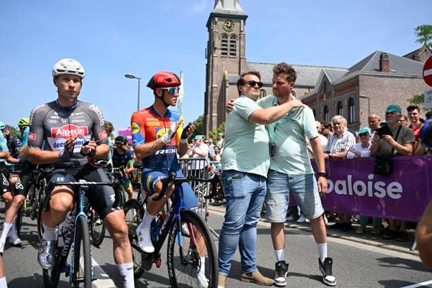 Baloise Belgium Tour 2025 Stage 1 KNOKKE-HEIST, BELGIUM - JUNE 18 : 1 minute of silence in memory of Ludo Dierckxsens during stage 1 of the 94th edition of Baloise Tour of Belgium an UCI ProSeries 2.Pro cycling road race stage for Men Elite of 198 km with start in Merelbeke-Melle and finish in Knokke-Heist on June 18, 2025 in Knokke-Heist, Belgium, 18 06 2025 ( Motordriver Guy De Vuyst - Knokke-Heist Belgium  Copyright: xJanxDexMeuleneirx