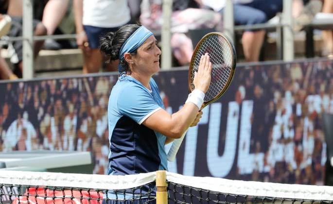 Ons Jabeur TUN claps to the spectators at the Steffi Graf Stadium Sport HYLO Berlin Tennis Open Ladies on grass 18 06 2025