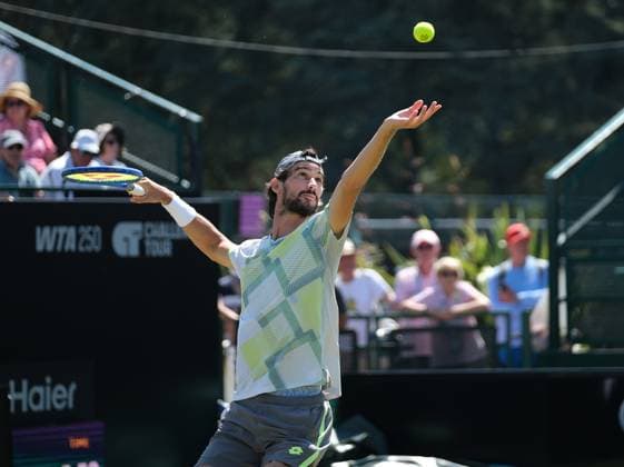 Nottingham Tennis Centre Nottingham, England - Lloyd Harris serves to Marin Cilic during the match in the Lexus Nottingham Tennis Open, day 4, June 18th 2025. (Paul Bonser SPP) Copyright: xPaulxBonser SPPx spp-en-PaBo-Lexus Nottingham Open 3748