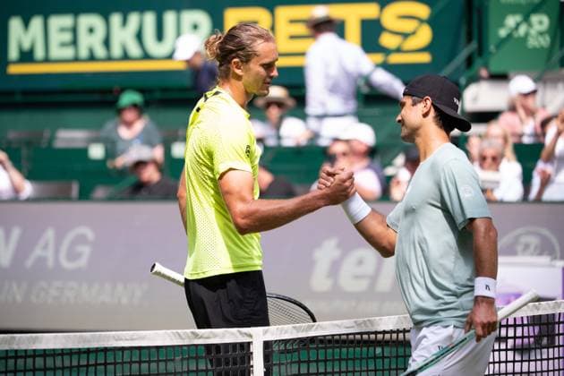Alexander ZVEREV GER left winner, winner, and Marcos GIRON, handshake, cheer, jubilation, joy, cheers, Marcos Giron USA vs Alexander Zverev GER Tennis Terra Wortmann Open 2025 on 18 06 2025 in the OWL Arena Halle Westfalen, Germany Â