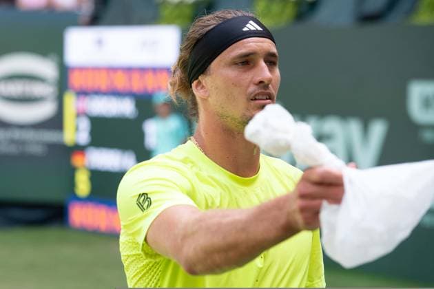 Alexander ZVEREV GER hands an ice pack to the injured woman, A fallen billboard has injured a spectator on the grandstand, Feature, Symbol photo, Edge motif, Marcos Giron USA vs Alexander Zverev GER Tennis Terra Wortmann Open 2025 on 18 06 2025 in the OWL Arena Halle Westfalen, Germany Â
