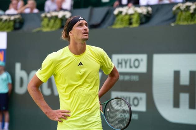 Alexander ZVEREV (GER) schaut entsetzt auf die Tribuene, Eine herabgefallene Werbetafel hat eine Zuschauerin auf der Tribuene verletzt, Feature, Symbolfoto, Randmotiv, Marcos Giron (USA) vs. Alexander Zverev (GER) Tennis Terra Wortmann Open 2025 am 18.06.2025 in der OWL Arena Halle Westfalen, Deutschland. Â