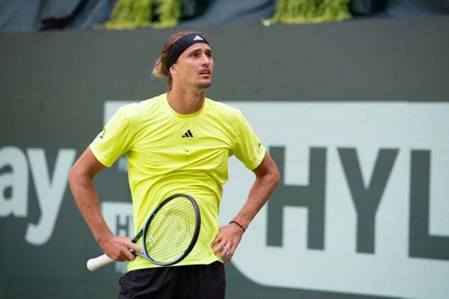 Alexander ZVEREV (GER) schaut entsetzt auf die Tribuene, Eine herabgefallene Werbetafel hat eine Zuschauerin auf der Tribuene verletzt, Feature, Symbolfoto, Randmotiv, Marcos Giron (USA) vs. Alexander Zverev (GER) Tennis Terra Wortmann Open 2025 am 18.06.2025 in der OWL Arena Halle Westfalen, Deutschland. Â