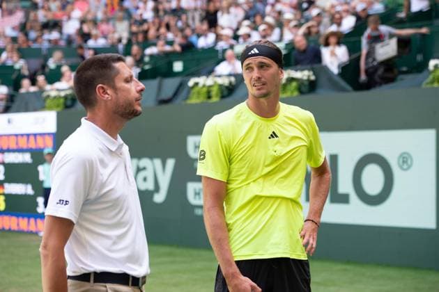 Referee Renaud LICHTENSTEIN left and Alexander ZVEREV GER look horrified at the grandstand, A fallen billboard has injured a spectator on the grandstand, Feature, Symbol photo, Edge motif, Marcos Giron USA vs Alexander Zverev GER Tennis Terra Wortmann Open 2025 on 18 06 2025 in the OWL Arena Halle Westfalen, Germany Â
