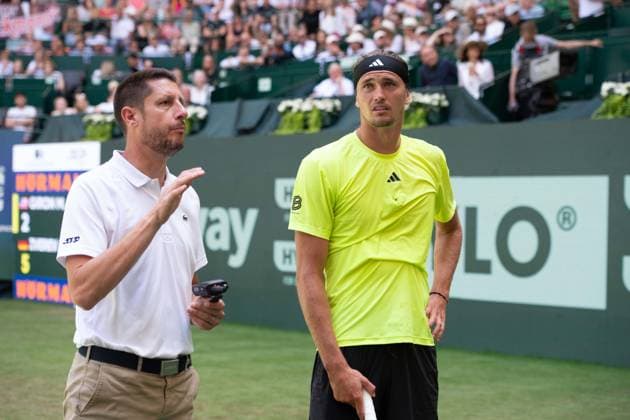 Referee Renaud LICHTENSTEIN left and Alexander ZVEREV GER look horrified at the grandstand, A fallen billboard has injured a spectator on the grandstand, Feature, Symbol photo, Edge motif, Marcos Giron USA vs Alexander Zverev GER Tennis Terra Wortmann Open 2025 on 18 06 2025 in the OWL Arena Halle Westfalen, Germany Â