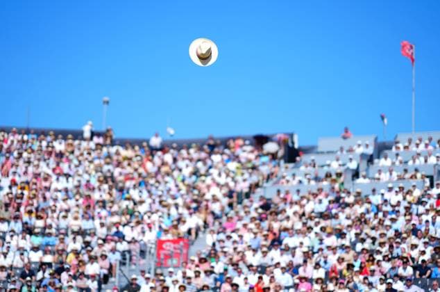 Play is briefly halted between Jack Draper and Alexei Popyrin as a wayward panama hat is caught by a gust of wind Queen s Club Championships, Day 10, Queen s Club, West Kensington, London, UK - 18 Jun 2025  Copyright: xJavierxGarcia Shutterstockx 15363350l