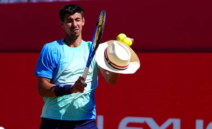 Play is briefly halted between Jack Draper and Alexei Popyrin as a wayward panama hat is caught by a gust of wind Queen s Club Championships, Day 10, Queen s Club, West Kensington, London, UK - 18 Jun 2025  Copyright: xJavierxGarcia Shutterstockx 15363350d