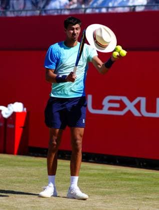 Play is briefly halted between Jack Draper and Alexei Popyrin as a wayward panama hat is caught by a gust of wind Queen s Club Championships, Day 10, Queen s Club, West Kensington, London, UK - 18 Jun 2025  Copyright: xJavierxGarcia Shutterstockx 15363350g
