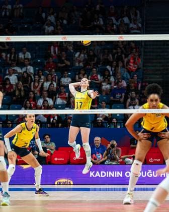VNL-Week2-KOR-v-CAN Julia Bergmann 17 of Brazil serves the ball during 2025 Women s Volleyball Nations match between Belgium and Brazil at Sinan Erdem Dome on June 18, 2025 in Istanbul, Turkiye. Istanbul Istanbul Turkey Copyright: xYagizxGurtugx