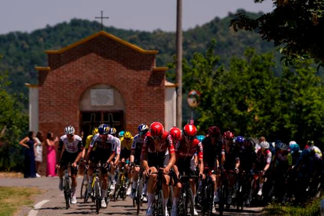 The pack rides during the stage 4 of the Giro Next Gen 2025, Manerbio (Bs) Salsomaggiore Terme (Pr), 148 km , Italy - Wednesday, June 18, 2025. - cycling.  Copyright: xFabioxFerrari LaPressex
