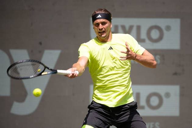 Alexander ZVEREV GER Action Marcos Giron USA vs Alexander Zverev GER Tennis Terra Wortmann Open 2025 on 18 06 2025 at the OWL Arena Halle Westfalen, Germany Â