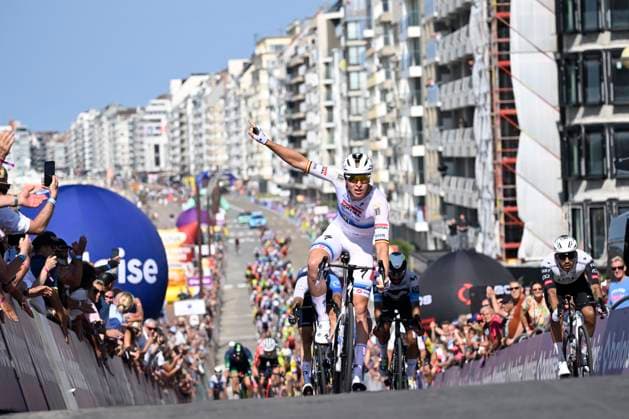 Sport Bilder des Tages Baloise Belgium Tour 2025 Stage 1 KNOKKE-HEIST, BELGIUM - JUNE 18 : Merlier Tim (BEL) of Soudal - Quick Step wins the stage 1 of the 94th edition of Baloise Tour of Belgium an UCI ProSeries 2.Pro cycling road race stage for Men Elite of 198 km with start in Merelbeke-Melle and finish in Knokke-Heist on June 18, 2025 in Knokke-Heist, Belgium, 18 06 2025 ( Motordriver Guy De Vuyst - Knokke-Heist Belgium  Copyright: xJanxDexMeuleneirx