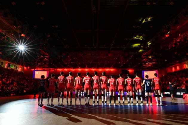 (250618) -- HONG KONG, June 18, 2025 -- Players of China stand in line for the national anthem before the Pool 5 match between China and the Czech Republic at the Women s Volleyball Nations League (VNL) 2025 in Hong Kong, China, June 18, 2025. ) (SP)CHINA-HONG KONG-VOLLEYBALL-NATIONS LEAGUE-WOMEN-CHINA VS THE CZECH REPUBLIC (CN) ZhuxWei 