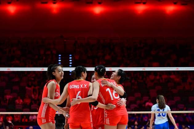(250618) -- HONG KONG, June 18, 2025 -- Players of China celebrate during the Pool 5 match between China and the Czech Republic at the Women s Volleyball Nations League (VNL) 2025 in Hong Kong, China, June 18, 2025. ) (SP)CHINA-HONG KONG-VOLLEYBALL-NATIONS LEAGUE-WOMEN-CHINA VS THE CZECH REPUBLIC (CN) ZhuxWei 