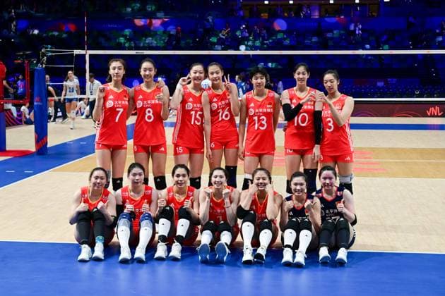 (250618) -- HONG KONG, June 18, 2025 -- Players of China pose for a team photo after the Pool 5 match between China and the Czech Republic at the Women s Volleyball Nations League (VNL) 2025 in Hong Kong, China, June 18, 2025. ) (SP)CHINA-HONG KONG-VOLLEYBALL-NATIONS LEAGUE-WOMEN-CHINA VS THE CZECH REPUBLIC (CN) ZhuxWei 