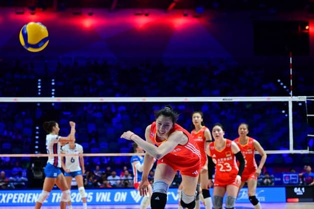 (250618) -- HONG KONG, June 18, 2025 -- Wu Mengjie (front) of China competes during the Pool 5 match between China and the Czech Republic at the Women s Volleyball Nations League (VNL) 2025 in Hong Kong, China, June 18, 2025. ) (SP)CHINA-HONG KONG-VOLLEYBALL-NATIONS LEAGUE-WOMEN-CHINA VS THE CZECH REPUBLIC (CN) ZhuxWei 