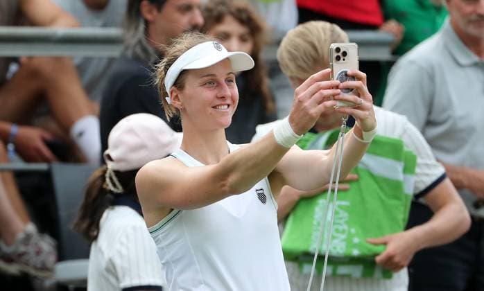 Liudmila Samsonova RUS takes a selfie at the Steffi Graf Stadium Sport HYLO Berlin Tennis Open Women on grass 18 06 2025