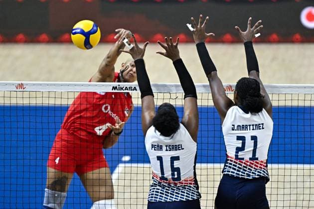 Turkiye v Dominic Republic - FIVB Women s Volleyball Nations League ISTANBUL, TURKIYE - JUNE 18: Melissa Teresa Vargas (4) of Turkiye in action against Yonkaira Paola Pena Isabel (16) of Dominic Republic during FIVB Women s Volleyball Nations League match between Turkiye and Dominic Republic in Istanbul, Turkiye on June 18, 2025. Muhammed Enes Yildirim Anadolu Istanbul Turkey. Editorial use only. Please get in touch for any other usage.  Copyright: x2025xAnadoluxMuhammedxEnesxYildirimx