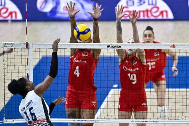 Turkiye v Dominic Republic - FIVB Women s Volleyball Nations League ISTANBUL, TURKIYE - JUNE 18: Melissa Teresa Vargas (4) of Turkiye in action against Yonkaira Paola Pena Isabel (16) of Dominic Republic during FIVB Women s Volleyball Nations League match between Turkiye and Dominic Republic in Istanbul, Turkiye on June 18, 2025. Muhammed Enes Yildirim Anadolu Istanbul Turkey. Editorial use only. Please get in touch for any other usage.  Copyright: x2025xAnadoluxMuhammedxEnesxYildirimx